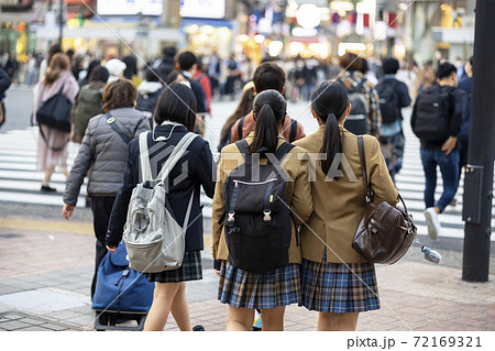 渋谷 ハロウィン】「日本語で叫ばれてもわからない」下半身丸出しで「ギャー！」嬌声を上げる外国人女性も…深夜の道玄坂で起こっていた「飲酒狼藉」｜NEWSポストセブン