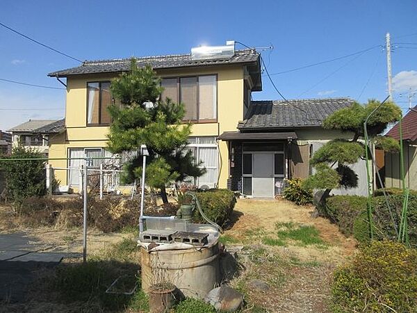 かつては木造で郷愁を感じさせた東武伊勢崎線の境町駅南口(2017.1.22) 現在は直線的な駅舎の写真素材 [116592729] -