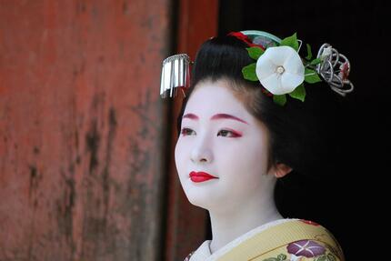 ながながと、おおきに」芸妓の名残す三角の紙 結婚へ、祇園の引退式 [写真特集14/11]