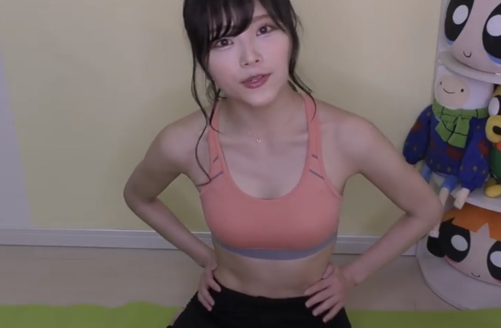 豊胸疑惑に怒りの反論 フィットネス系YouTuber加藤ひなた(26)2cap上がったバストトレーニング動画 -