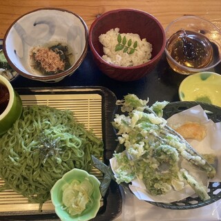 秋田市〉暑い夏は「ゆう菜家」の栄養たっぷりぶっかけモロヘイヤ麺！ - a.woman