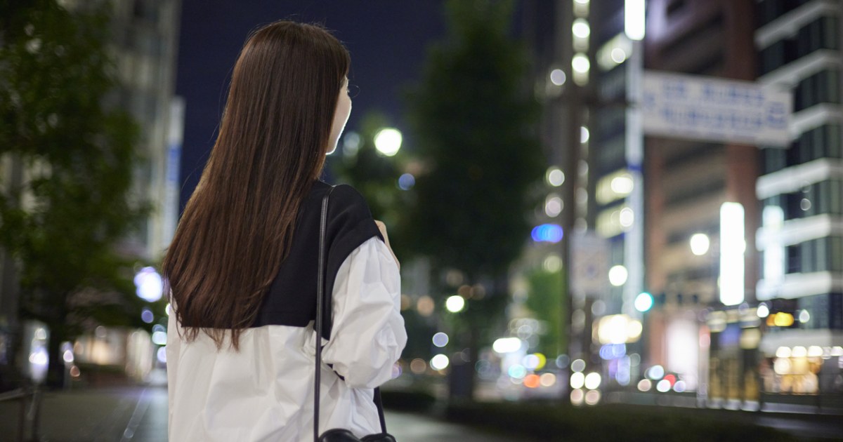 大阪・梅田の路上で、売春の客待ちをするいわゆる「立ちんぼ」行為を防ぐため、警察や地元住民らによる会議が行われ、新たに街灯を設置したり、道路に明るい塗装を施したりするなどの対策を進める方針を決めました。#tiktokでニュース  #読売テレビニュース