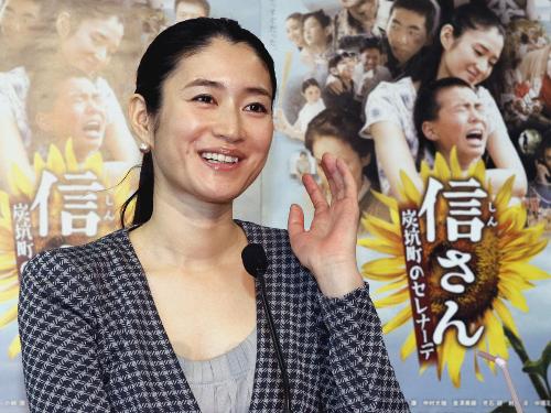 映画「信さん・炭坑町のセレナーデ」主演・小雪さん、福岡市長を表敬訪問 - 天神経済新聞