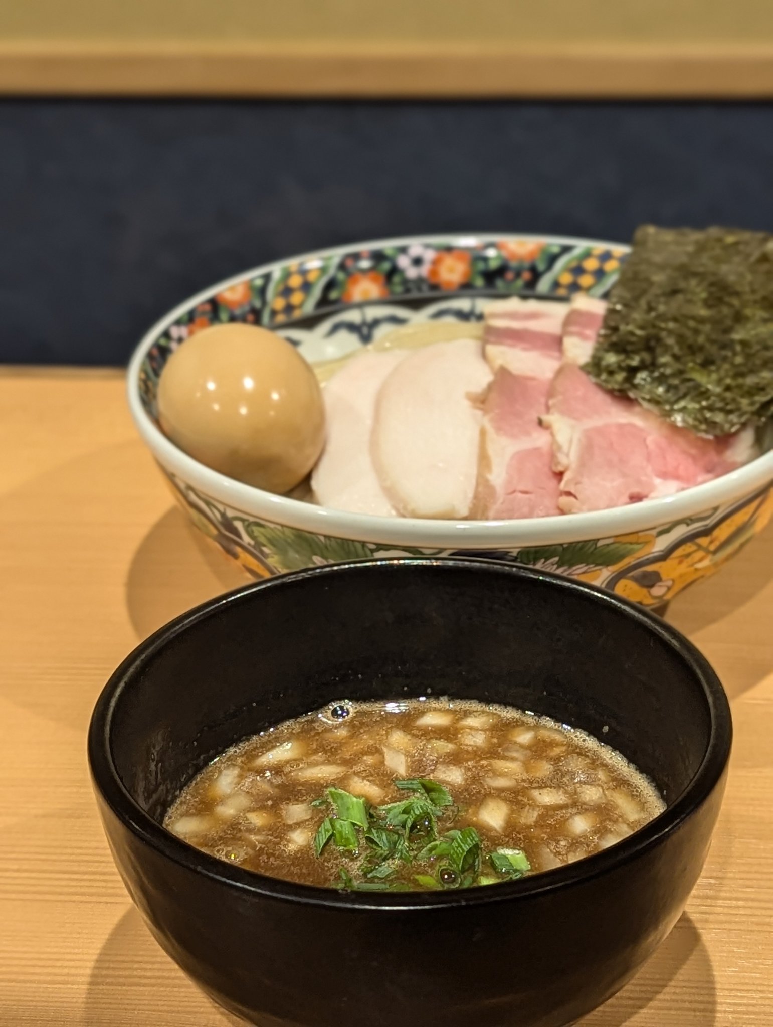 北千住煮干中華蕎麦 かれん』。旨味たっぷりの煮干ラーメンに行列必至の人気店｜さんたつ by 散歩の達人