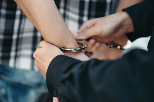 手錠を掛けられた女の子が微笑んでいる警察違反犯人 Stock 写真 |