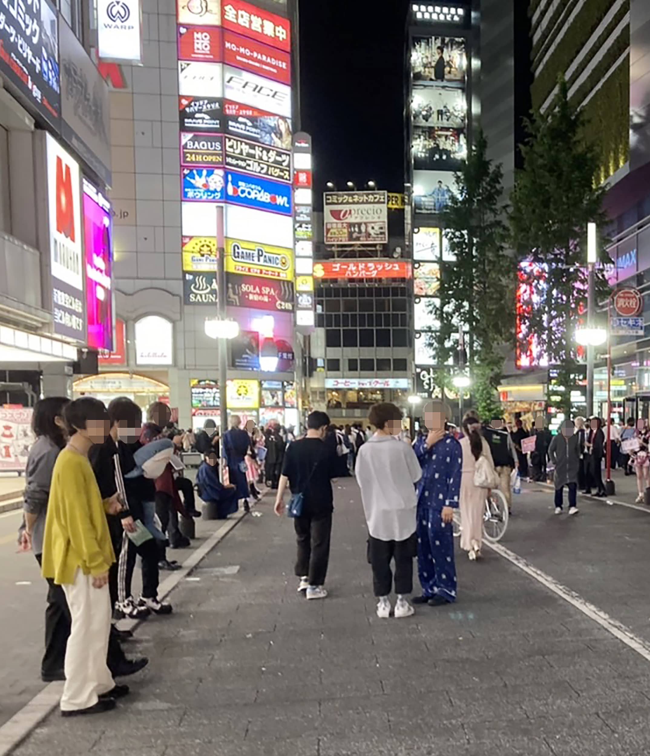 歌舞伎町のゴリゴリの風俗 雑居ビルの裏面（一階は飲食店）。新宿は都市として高齢化を迎えつつあって、表向きは化粧はしてても素顔はくたびれてきている。｜星野茂樹