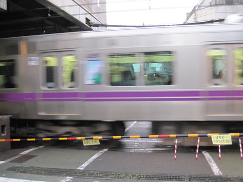 プラレール電車鉄道博物館京王井の頭線1000系デビュー25周年記念実車充実編～7色フルカラーにレインボー編成を加え実車も充実。なつかしの元1000系や5000系の岳南鉄道での最新動画も紹介致します。