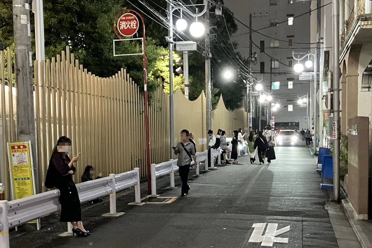 彼女はなぜ「立ちんぼ」をする？ 『東京貧困女子。』著者・原案、ホスト沼に堕ちた「交縁女子」物語 | 毎日が発見ネット