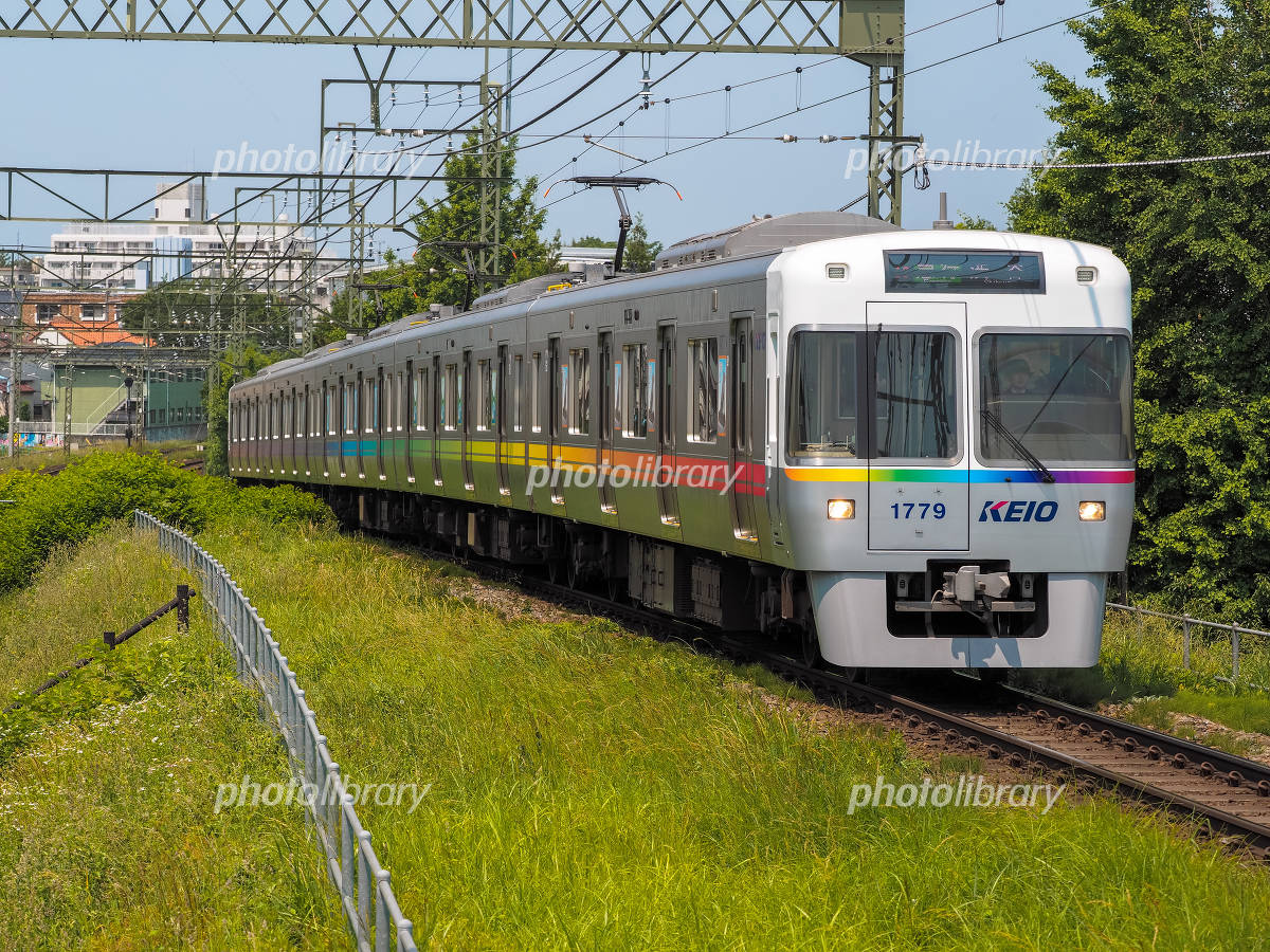 京王電鉄、レインボーカラーを表現したラッピング電車を井の頭線で運行 | マイナビニュース