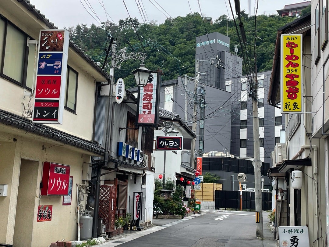 Z世代にひそかに人気…ネオンが映える昭和な温泉街「戸倉上山田温泉」をぶらり旅 - TRiP