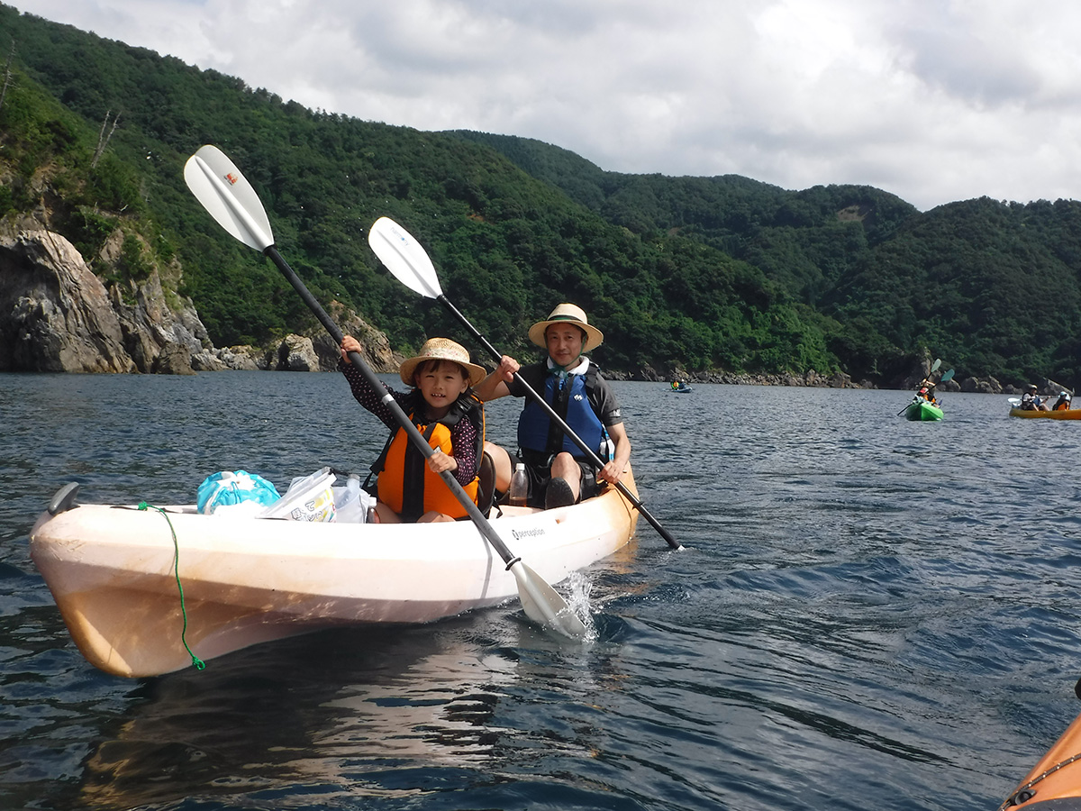 ものが水に濡れるとなぜ色が濃く見えるか: 光と色と