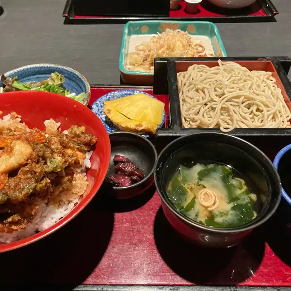 川口市】戸塚南にある蕎麦とジンギスカンのお店「すずもと」でランチ！3つの味わいが楽しめる『三色そば』を堪能。｜川口マガジン