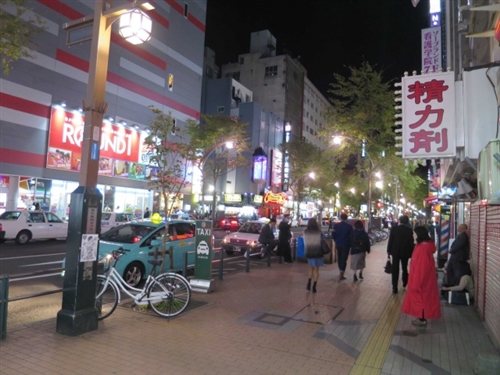 カウンターしかない店内。屈指の渋い焼き鳥店！「武鳥」でしっぽり、こんな幸せないよ！【札幌市・すすきの】 | 裸電球ぶら下げて