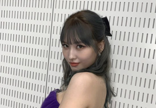 TWICE・MOMO、胸チラ＆へそ出しで“圧巻美ボディ”「めっちゃ綺麗すぎるわ」「エロかわいい」 シンガポール版『VOGUE』撮影 | ORICON 