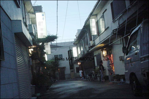 千林商店街からの帰り道、滝井新地辺りををうろうろ😄雨と曇り空が似合うね🌧️☔️ #滝井新地 #千林商店街