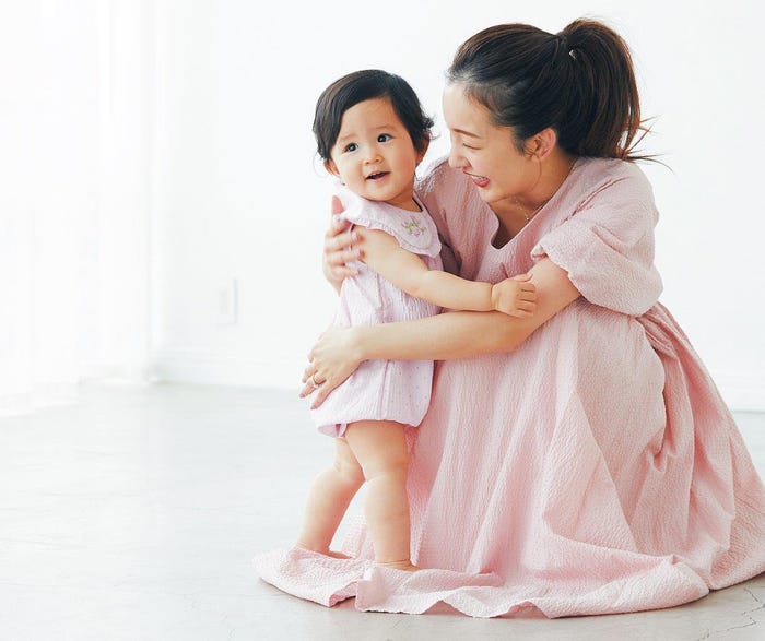 板野友美さん2歳長女が「もう学校に行くんです」 入園準備で子ども服をまとめ買い、娘がこだわった靴の色は……「本当に？」