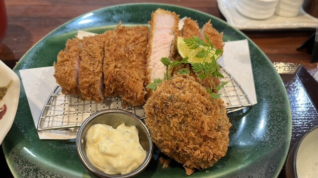 飯テロ大阪グルメめちゃ美味いとんかつ屋さんで上ロースとんかつ定食エビフライイカフライ追加 〖住所〗 大阪府八尾市山本町1-9-4-101 