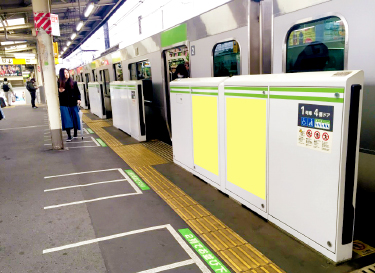 鶯谷駅の広告ならこれ！オススメ商品をご紹介いたします（南口ロータリー・構内） | 駅看板.com（駅看板ドットコム）関東版