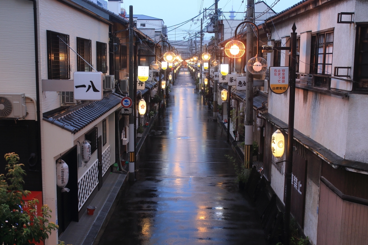 大阪「飛田新地」早朝 撮影。まだ薄暗い時間から撮影と思ってたのになんと寝坊。。4時起きの予定が5時。ショック。外はすっかり明るい…でも晴れてて日差しがきれい。（飛田会館にて 早朝撮影の許可は取っています）