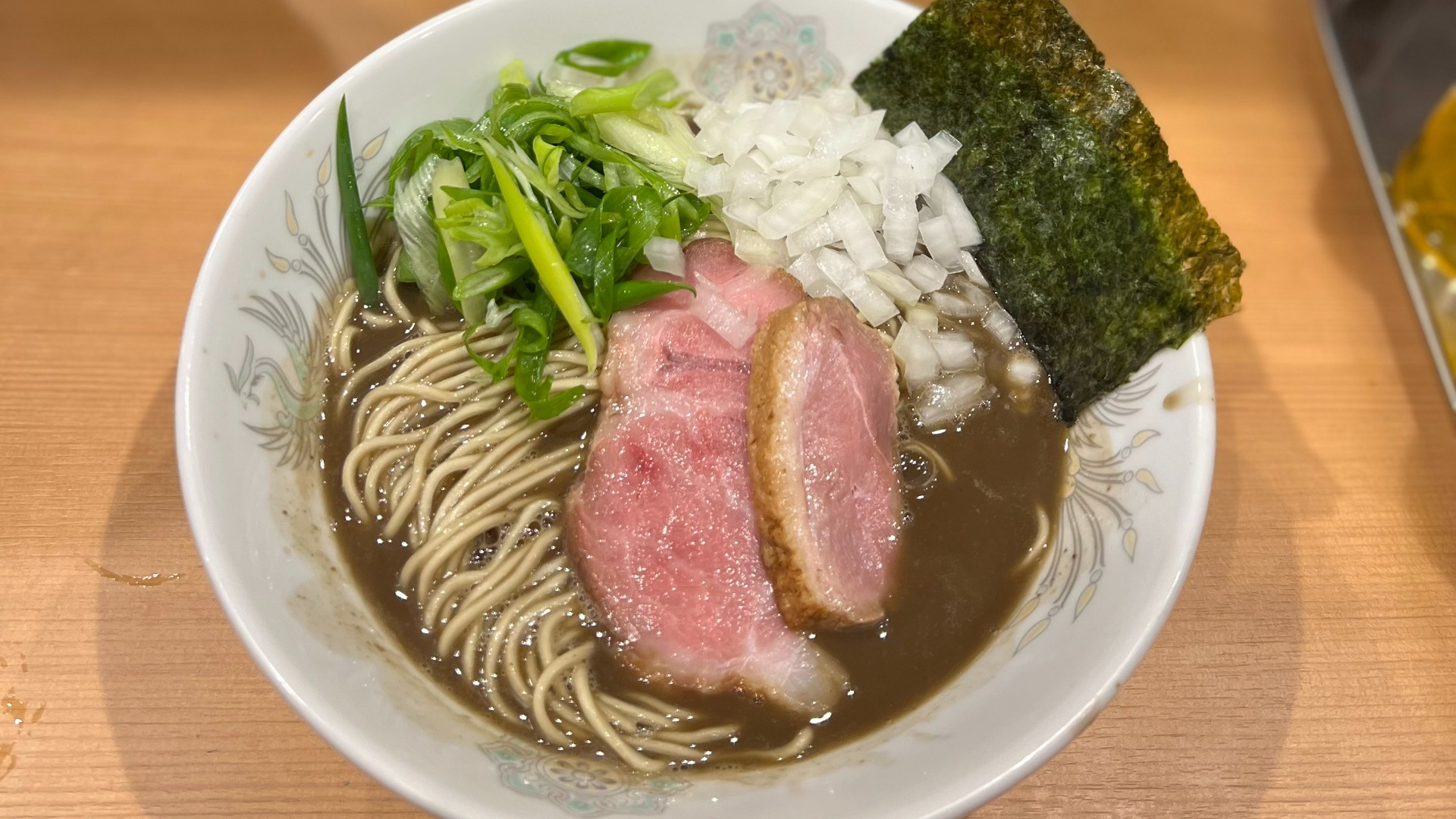 北千住煮干中華蕎麦 かれん』。旨味たっぷりの煮干ラーメンに行列必至の人気店｜さんたつ by 散歩の達人