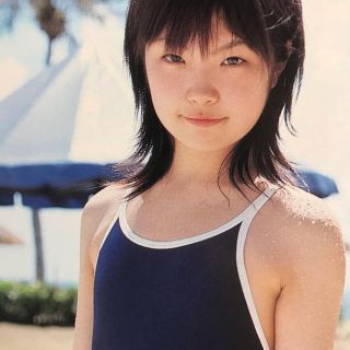 愛川萌/膝上・衣装青色の水着・両手髪/DVD「airy+」特典