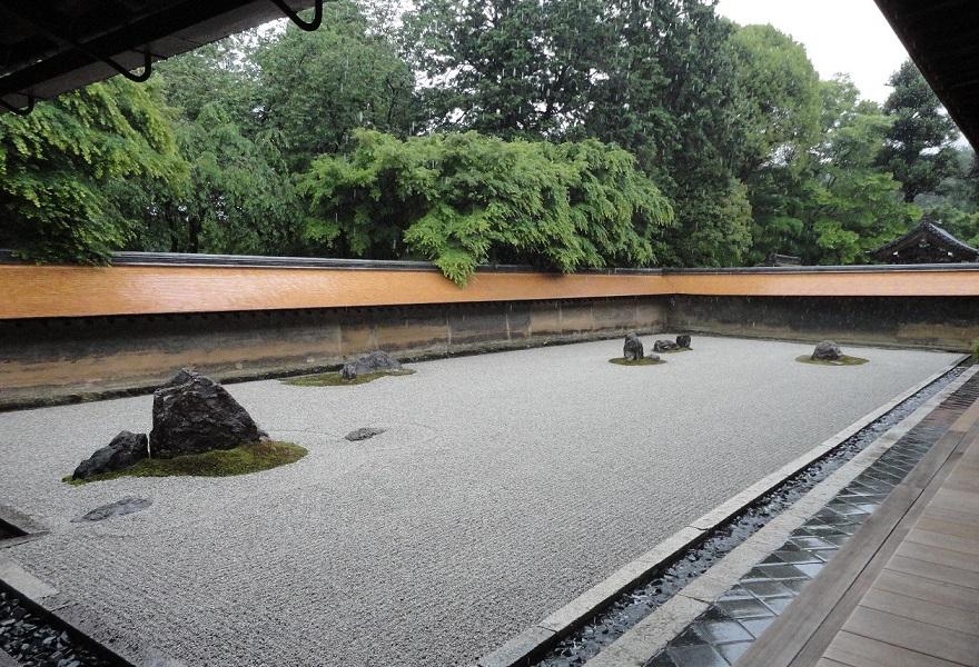 東洋の神秘思想”ZEN”を象徴する濃密な「石庭」こと方丈庭園と、彩りも豊穣な鏡容池で楽しむ龍安寺の秋|caedeKyoto[カエデ京都]  紅葉と伝統美を引き継ぐバッグ