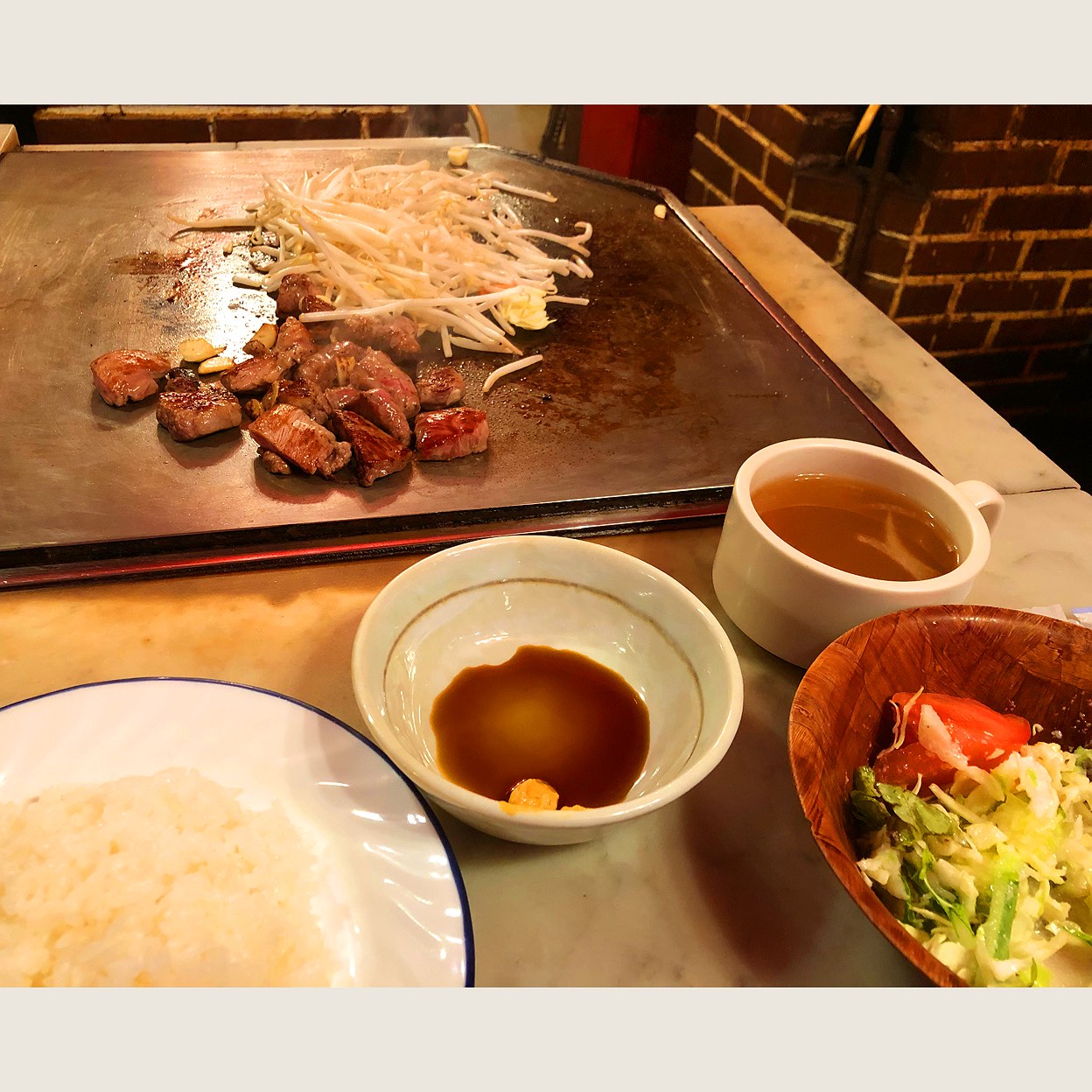 銀座ランチ】創業32年ステーキハウス『チャイム』 目の前で焼いてくれるライブ感がたまらない |