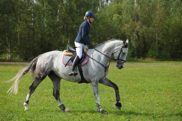 馬をこよなく愛するエリザベス女王の乗馬姿をプレイバック