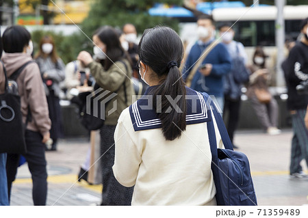 渋谷駅前を歩く制服の女子高生の後ろ姿の写真素材 [72169326] - PIXTA