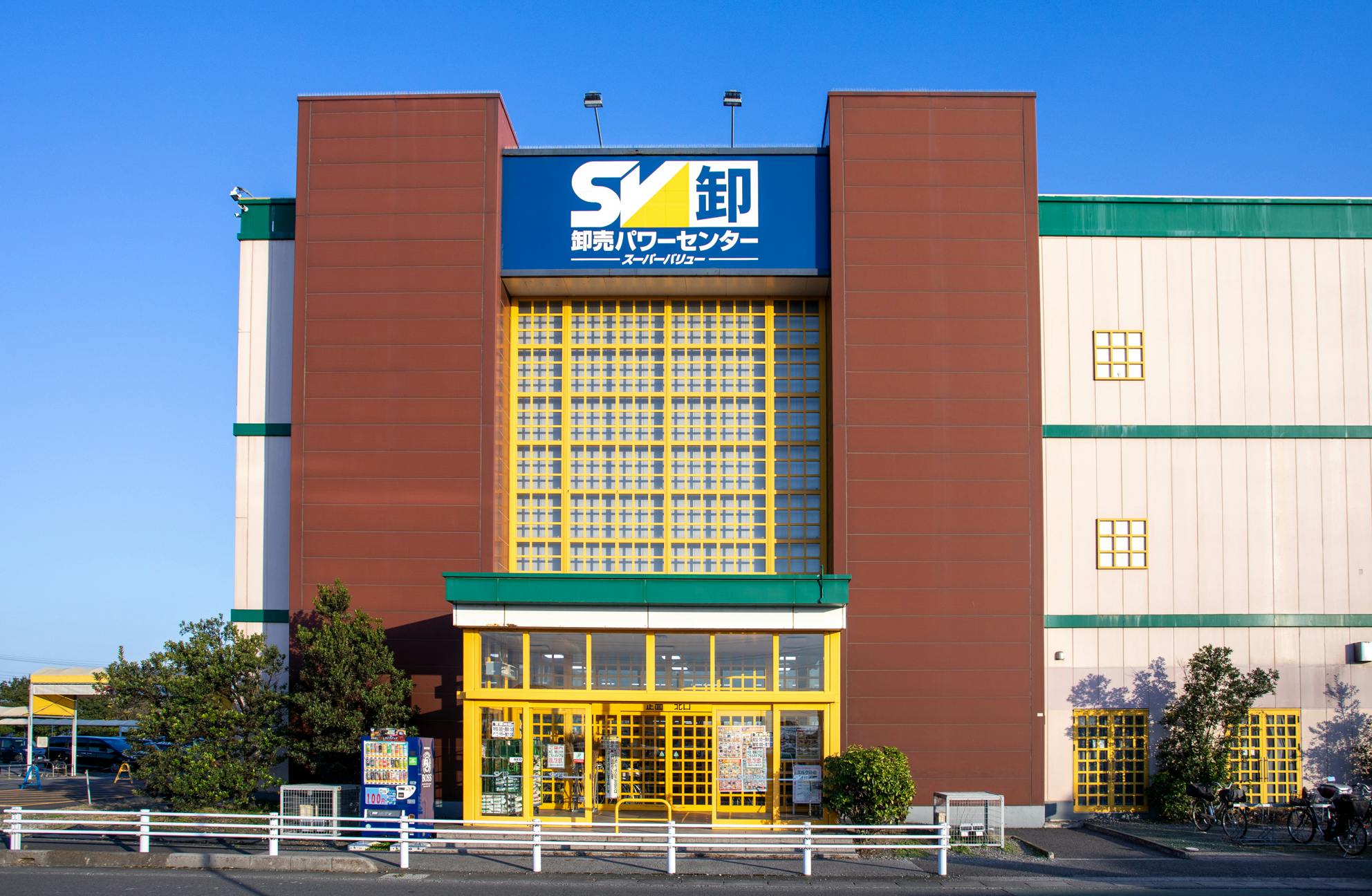 スーパーバリュー 卸売パワーセンター岩槻店】物販やPRに最適なスーパー店内風除室のイベントスペース｜ショップカウンター