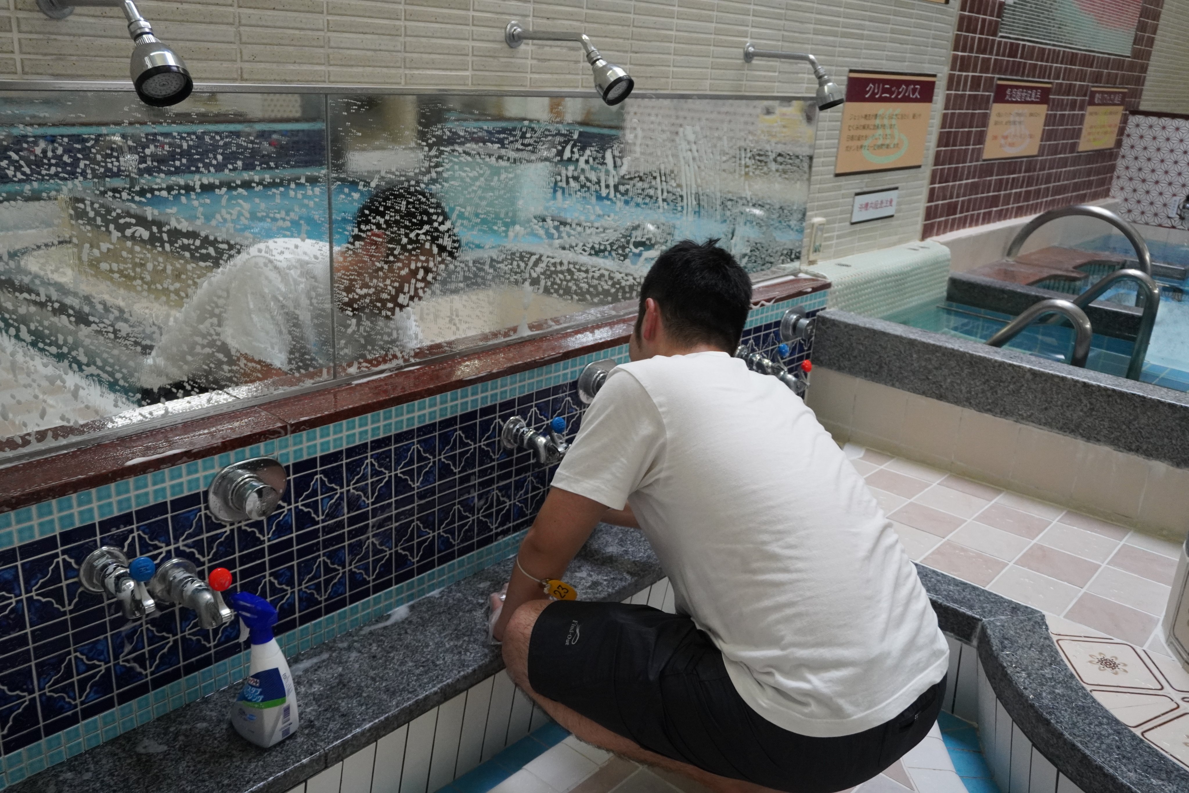 レトロな銭湯で大暴れ！千鳥・大吾、熱湯風呂に頭からダイブで現場は爆笑 - フジテレビ