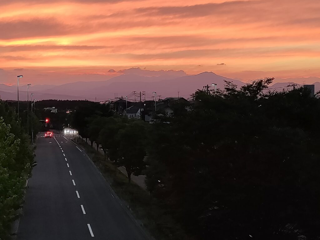 塚原高原からの夕日 | 【公式】大分県由布市湯布院町・源泉掛け流しの天然温泉「塚原温泉・火口乃泉（かこうのいずみ）」